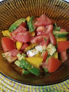 Una foto de Ensalada de tomate, aguacate y mango