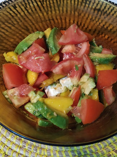 Una foto de Ensalada de tomate, aguacate y mango