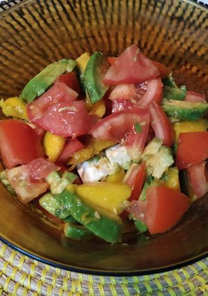 Una foto de Ensalada de tomate, aguacate y mango