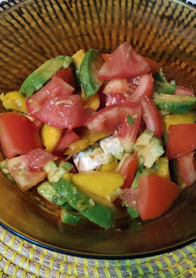 Una foto de Ensalada de tomate, aguacate y mango