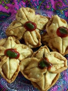 फ्लावर समोसा साथ में मटर (Flower samosa with peas recipe in hindi) रेसिपी मुख्य फोटो