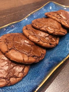 صورة لوصفة أسهل طريقة دبل شوكليت كوكيز 🍪👌🏻 - Double Chocolate Cookies 🍪🌟