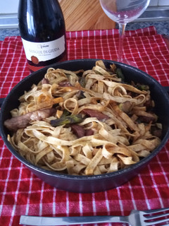 Una foto de Tagliatelle integrales con espárragos trigueros y piñones con falso pesto de albahaca
