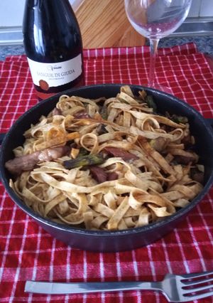 Una foto de Tagliatelle integrales con espárragos trigueros y piñones con falso pesto de albahaca