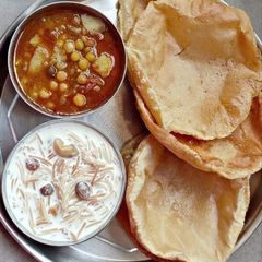 A picture of Chole poori with seviyan.