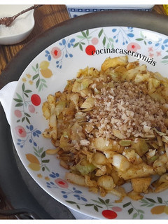 Una foto de Col rehogada al curry con nueces