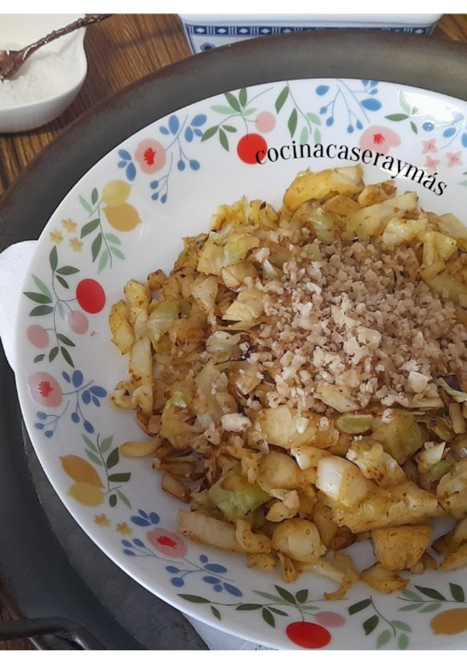 Una foto de Col rehogada al curry  con nueces