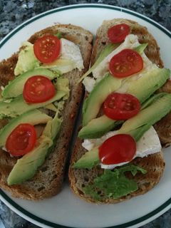 Una foto de Tosta de Camembert, aguacate y cherry