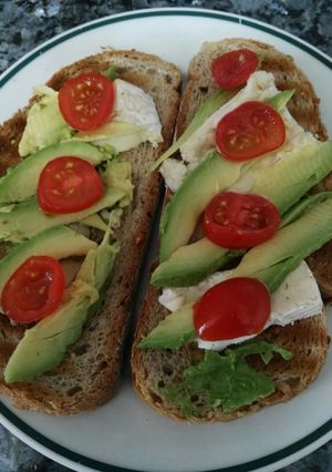 Foto principal de Tosta de Camembert, aguacate y cherry