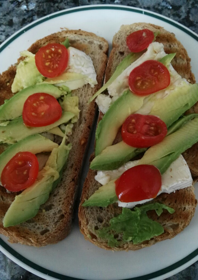 Una foto de Tosta de Camembert, aguacate y cherry