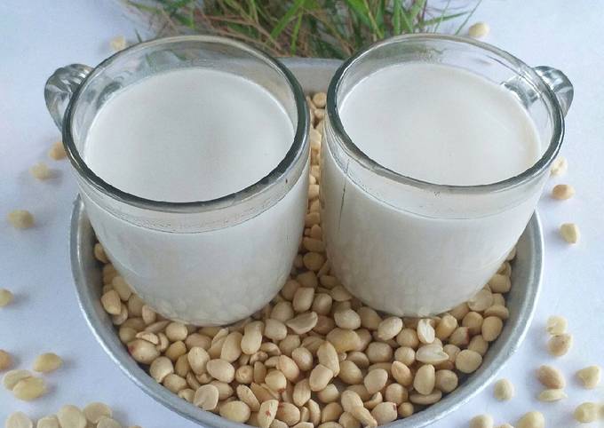 kacang susu renyah dengan lapisan manis gurih, disajikan dalam wadah cantik yang menggugah selera