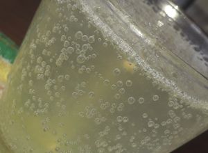 Una foto de Agua con limón y bicarbonato
