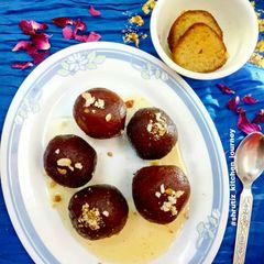 A picture of Khoya Gulab jamun.