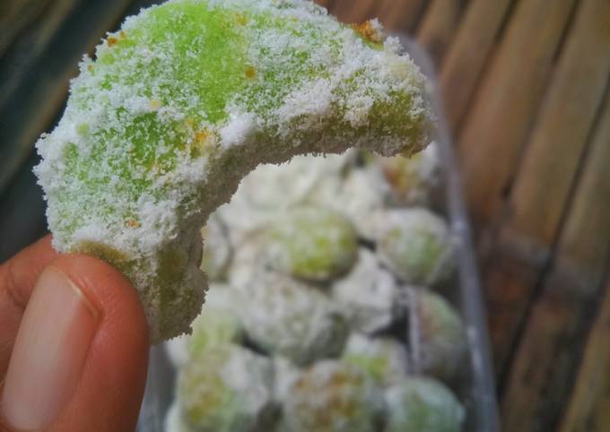 Kue putri salju pandan