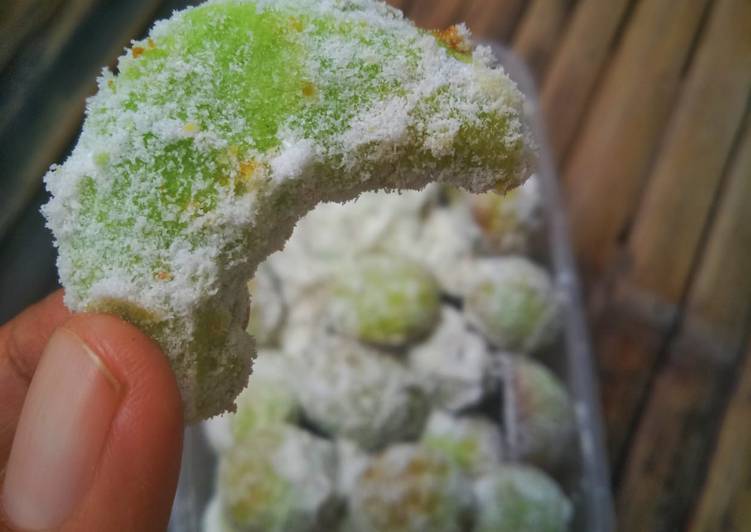 Kue putri salju pandan