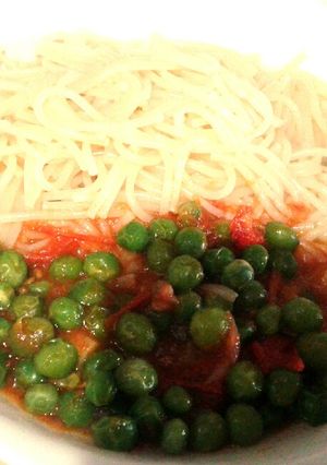 A picture of Simple Spaghetti and peas.