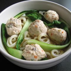 A picture of Udon in Soup with Chicken Balls.