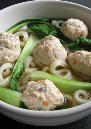 A picture of Udon in Soup with Chicken Balls.