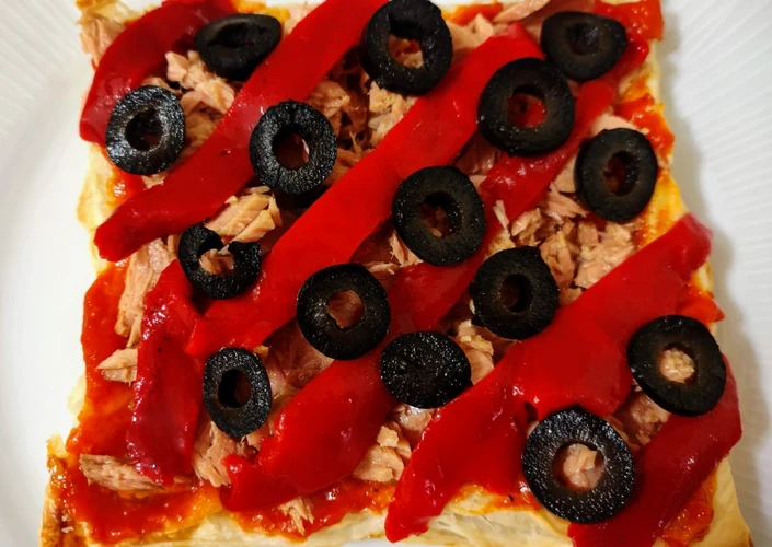Receta Pizza fría de atún con pimientos y aceitunas en base de hojaldre