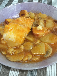 Una foto de Bacalao con tomate, y patatas en su punto
