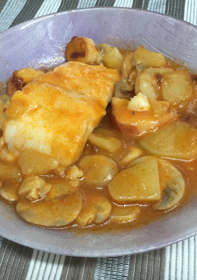 Una foto de Bacalao con tomate, y patatas en su punto