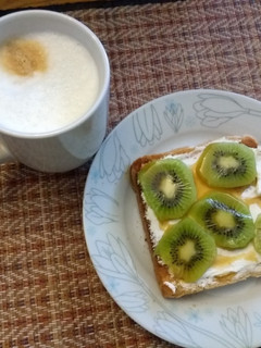 Una foto de Tostada con queso y kiwi