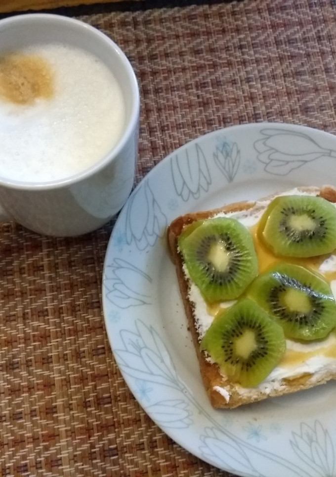 Una foto de Tostada con queso y kiwi