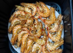 Hình của món Tôm thẻ nướng muối ớt bằng nồi chiên không dầu.