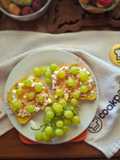 Ψωμί τοστ με cottage cheese, μέλι, κανέλα, μαστίχα και σταφύλια