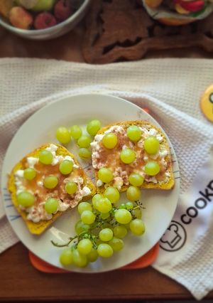 Φωτογραφία της συνταγής Ψωμί τοστ με cottage cheese, μέλι, κανέλα, μαστίχα και σταφύλια