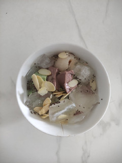 Hình của món Chè khúc bạch.