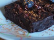 Una foto de brownie con yogur natural