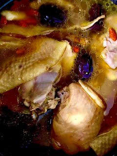 Hình của món Gà ta hầm thuốc bắc.