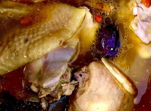 Hình của món Gà ta hầm thuốc bắc.