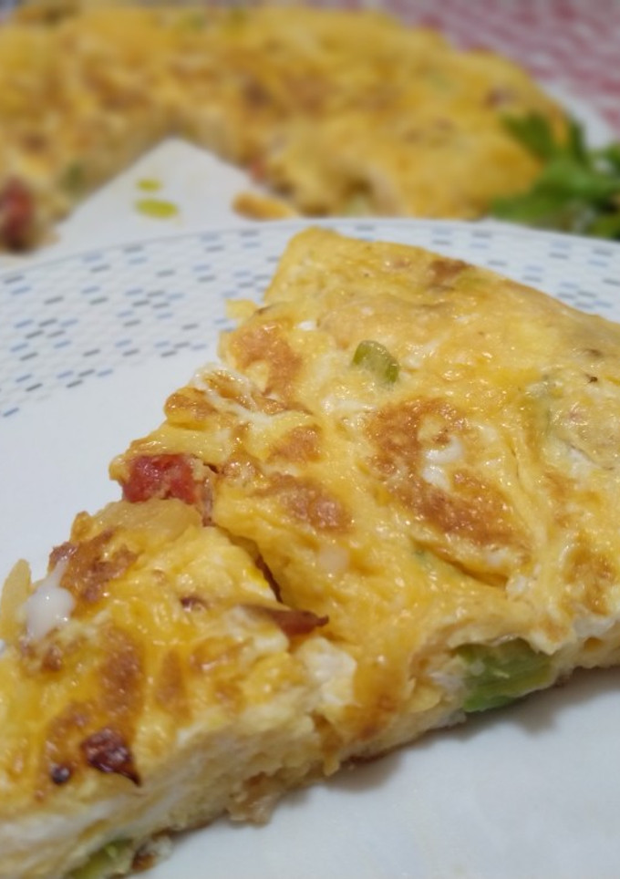 Una foto de Tortilla de calçots y chistorra
