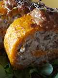Tronco de boniato relleno de carne y níscalos con salsa de jamón