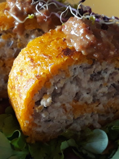 Una foto de Tronco de boniato relleno de carne y níscalos con salsa de jamón