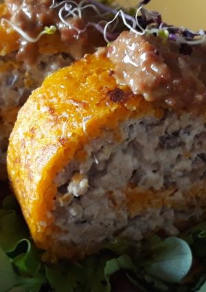 Una foto de Tronco de boniato relleno de carne y níscalos con salsa de jamón