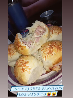 Una foto de Pancitos rellenos de jamón y queso