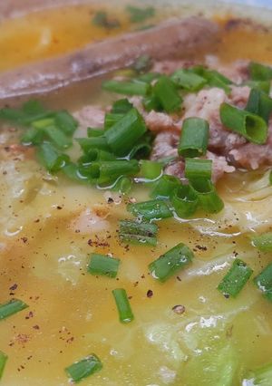 Hình của món Hoành thánh lá nấu thịt chả.