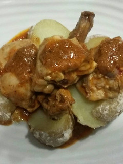 Una foto de Conejo con salmorejo y papas arrugás