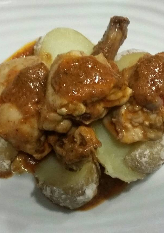 Una foto de Conejo con salmorejo y papas arrugás
