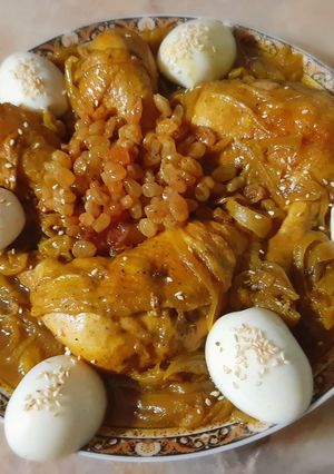 Une photo de Tajine de poulet aux oignons et aux raisins secs 🍴
