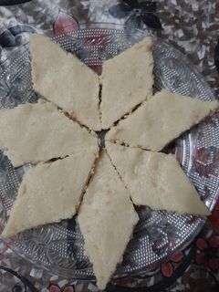 काजू की बर्फी (kaju ki barfi recipe in Hindi) रेसिपी मुख्य फोटो