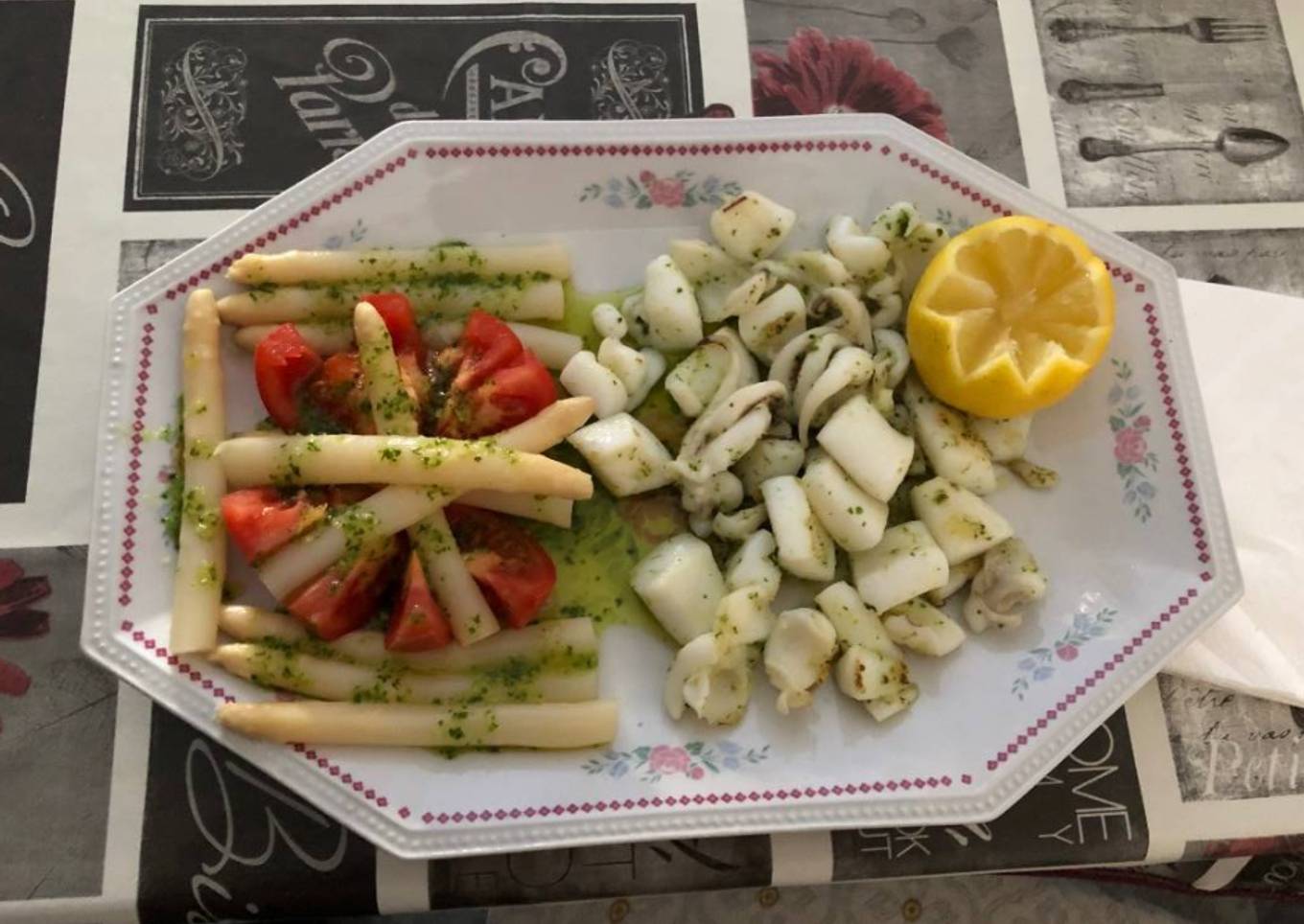 Sepia a la plancha con tomate y espárragos