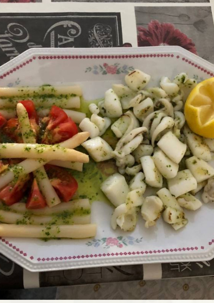 Una foto de Sepia a la plancha con tomate y espárragos