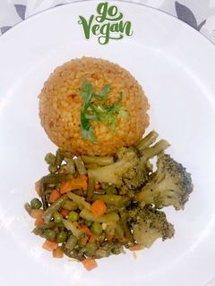 صورة لوصفة برغل مع الخضار للنباتين 🌱