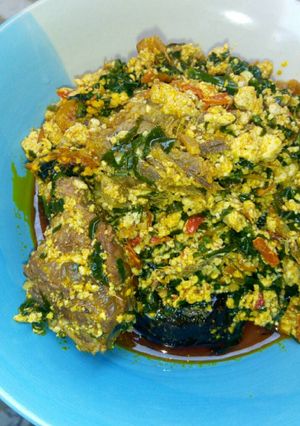 A picture of Melon with pumpkin leaves.