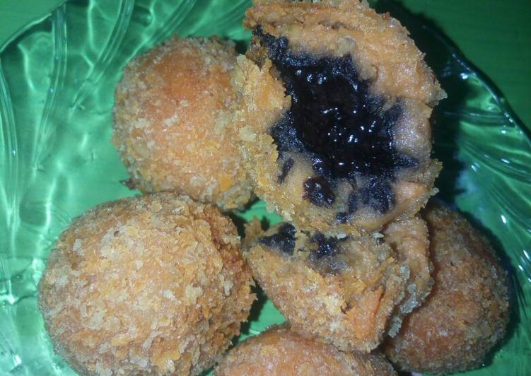 Bola² Ubi isi Coklat