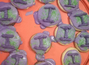 Una foto de Galletas de vainilla con glaseado de azúcar impalpable y granas